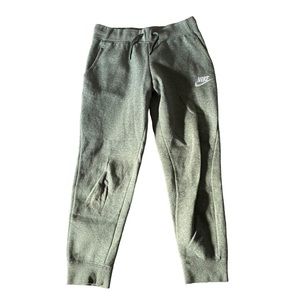 Girls Standard Fit Grey Nike Sweatpants / Joggers Girl’s Large
